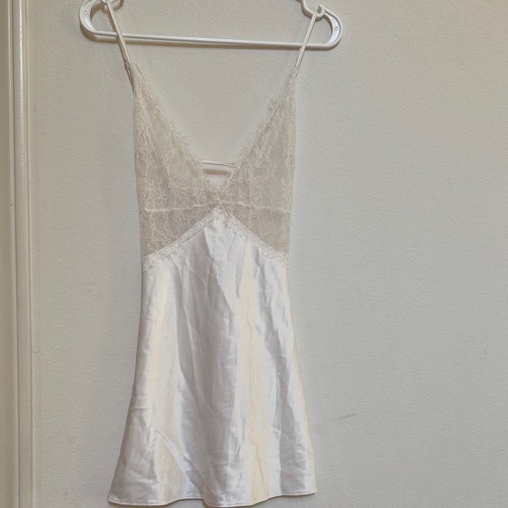 VICTORIAS SECRET LINGERIE SIZE L BUT FITS ANYWHERE FROM S-L